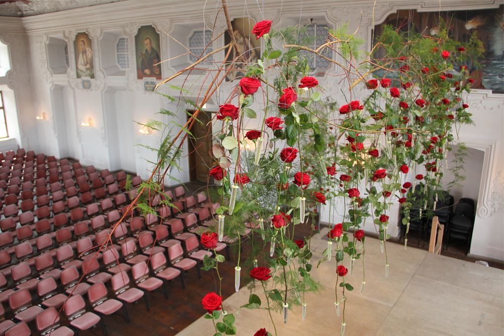 Florale Dekoration - hängende rote Rosen