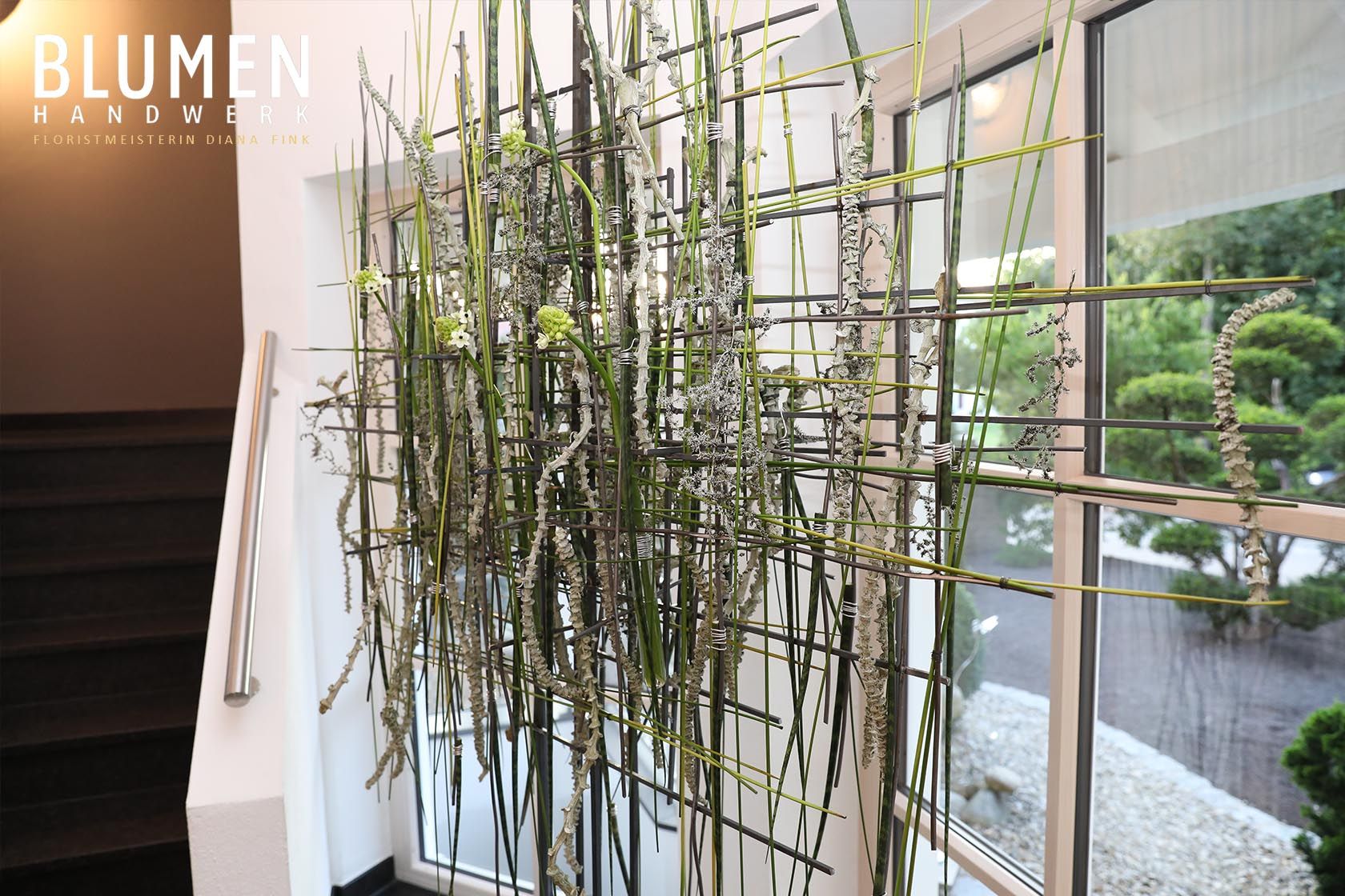 Florale Dekoration an großem Eisenobjekt